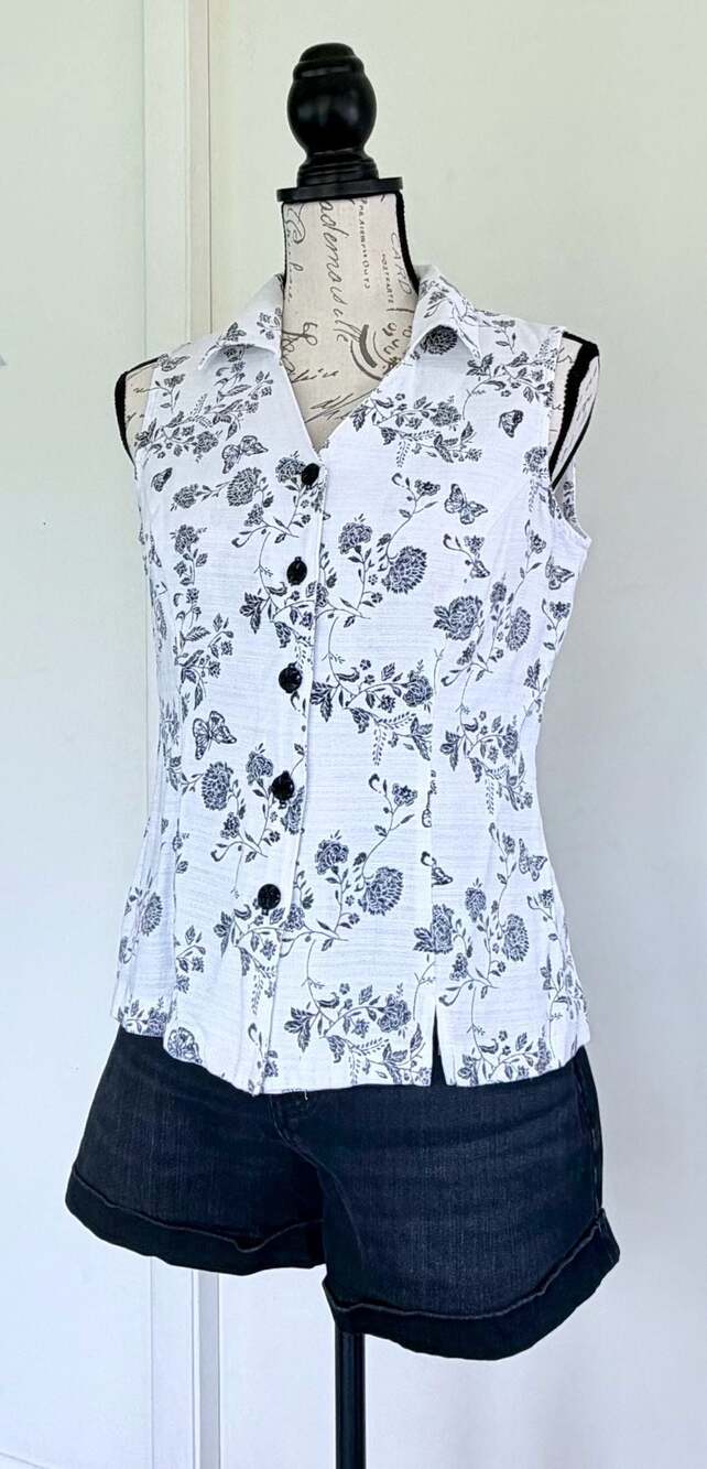 Dressbarn White Floral Sleeveless Button-Up Blouse, Size M